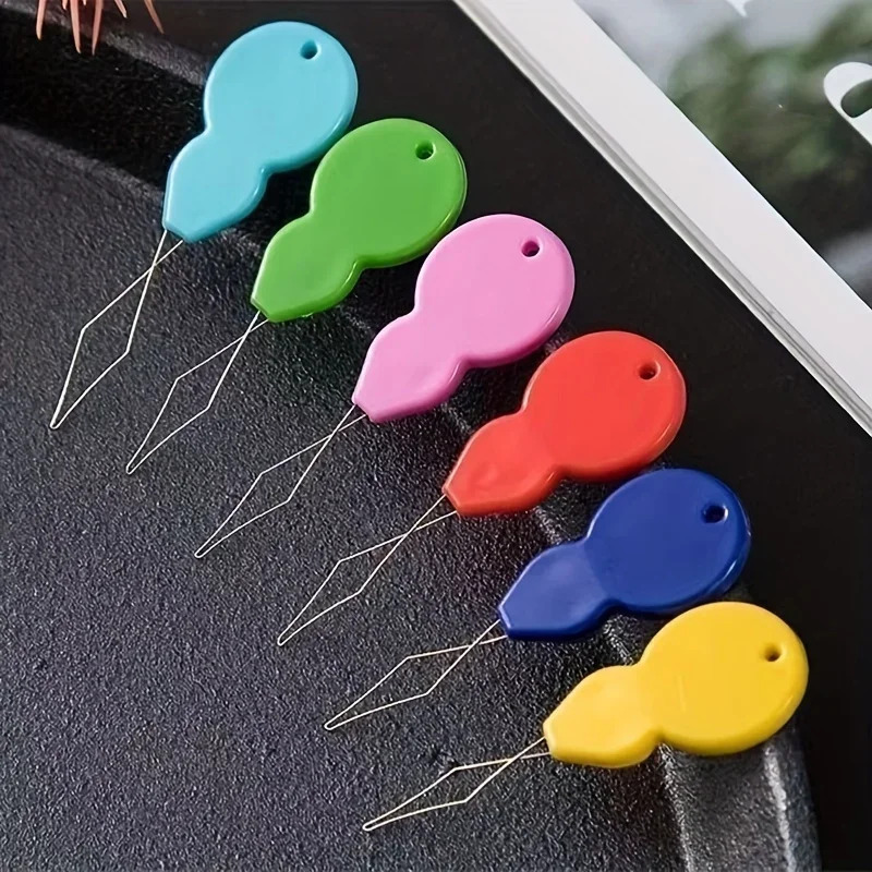 Sewing Necessities - Aghi in Plastica con Filo -